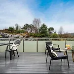 Spacious And Modern Townhouse With Parking, 3 Bedrooms * Берген