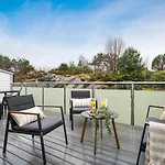 Spacious And Modern Townhouse With Parking, 3 Bedrooms Апартаменты