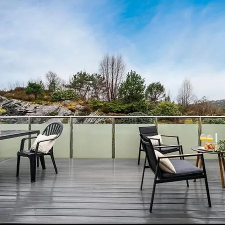 Spacious And Modern Townhouse With Parking, 3 Bedrooms * Bergen
