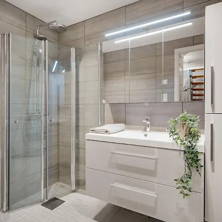 Spacious And Modern Townhouse With Parking, 3 Bedrooms Appartamento