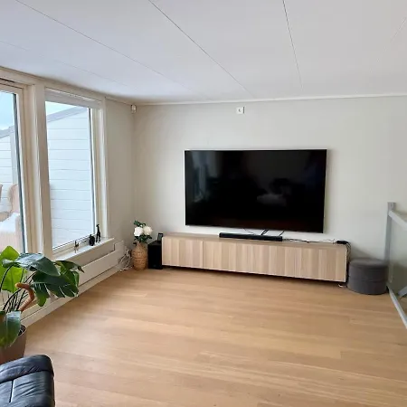 Spacious And Modern Townhouse With Parking, 3 Bedrooms Appartamento Bergen