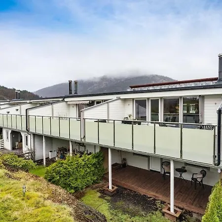 Spacious And Modern Townhouse With Parking, 3 Bedrooms *