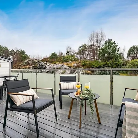 Spacious And Modern Townhouse With Parking, 3 Bedrooms Appartamento