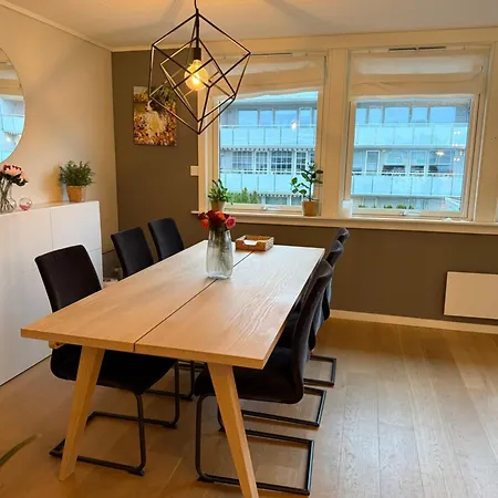 Spacious And Modern Townhouse With Parking, 3 Bedrooms Bergen