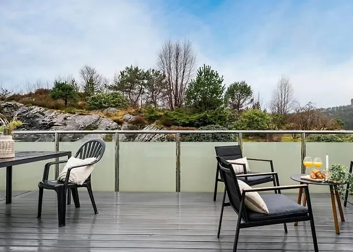 Spacious And Modern Townhouse With Parking, 3 Bedrooms * Bergen
