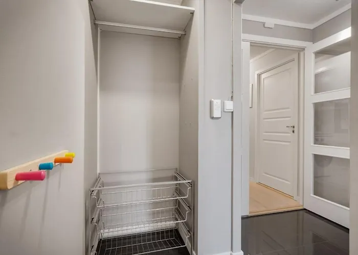 Spacious And Modern Townhouse With Parking, 3 Bedrooms Bergen
